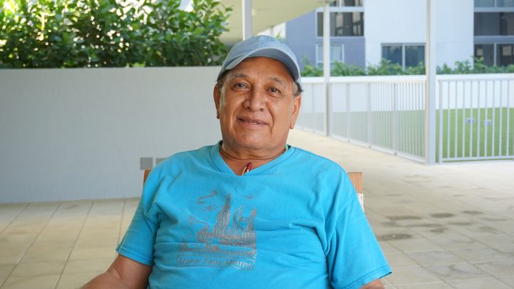 Jairo Enrique Gutierrez profite du patio de la résidence Block 55, le 2 octobre 2024, à Miami. (MARIE-VIOLETTE BERNARD / FRANCEINFO)