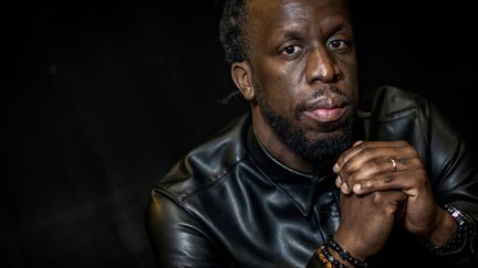 Le rappeur Youssoupha pose pour un portrait à Paris le 5 avril 2022. (THOMAS SAMSON / AFP)