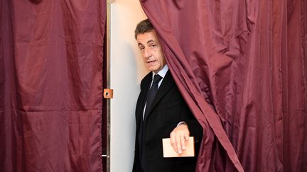 Nicolas Sarkozy lors du vote pour la primaire de la droite, le 20 novembre 2016 à Paris. (ERIC FEFERBERG / AFP)