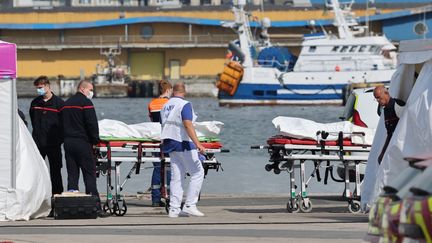 Des pompiers et des agents de la protection civile rapatrient des corps de personnes mortes lors d'un naufrage au large de Boulogne-sur-Mer (Pas-de-Calais), le 3 septembre 2024. (DENIS CHARLET / AFP)