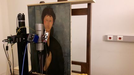 La "Femme aux yeux bleus" de Modigliani, passée aux rayons X, au C2RMF. (ANNE CHÉPEAU / RADIO FRANCE)