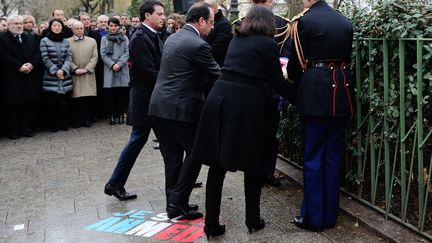  (Francois Hollande et Anne Hidalgo devoilent les plaques en hommage aux victimes de Charlie Hebdo le 5 janvier 2016 © Maxppp)