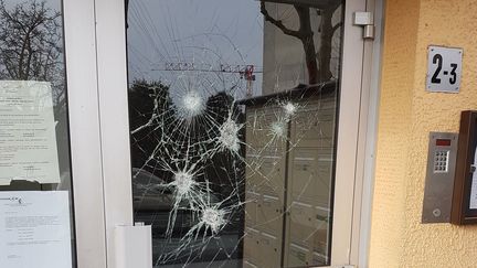 Une résidence vandalisée dans le quartier du Plateau, à Juvisy, le 15&nbsp;janvier 2017.&nbsp; (MAXPPP)