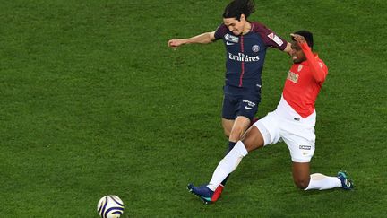 Edinson Cavani au duel avec Jemerson (MEHDI FEDOUACH / AFP)