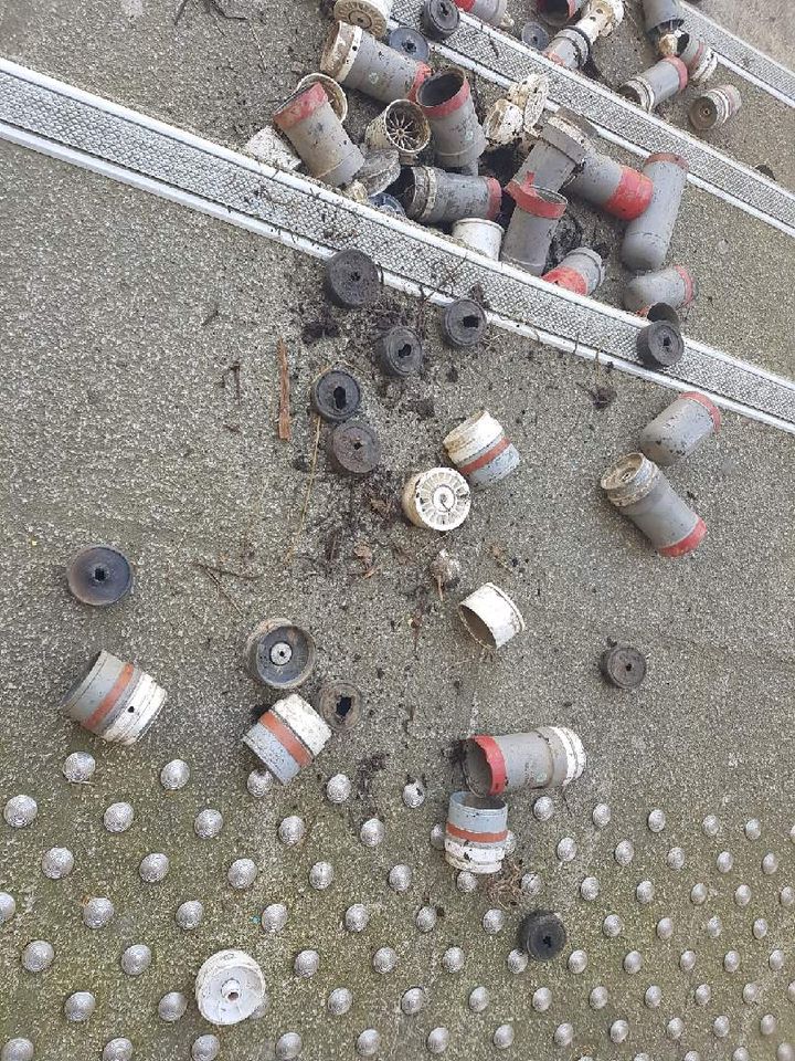 Des grenades lacrymogènes déposées devant la préfecture de Loire-Atlantique à Nantes, le 19 avril 2018. (DAMIEN TRIOMPHE / RADIO FRANCE)