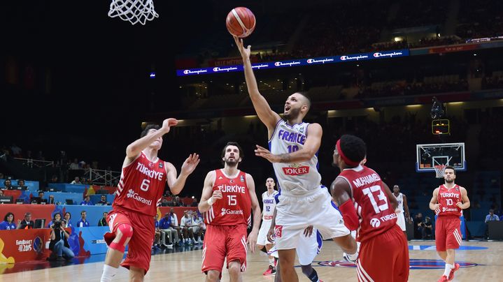 L'arri&egrave;re de l'&eacute;quipe de France, Evan Fournier, lors du huiti&egrave;me de finale de l'Eurobasket contre la Turquie, le 12 septembre 2015 &agrave; Villeneuve-d'Ascq (Nord). (PHILIPPE HUGUEN / AFP)