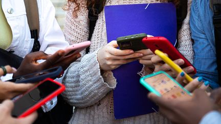 Jeunes adolescents sur leurs smartphones. (DANIEL DE LA HOZ / GETTY IMAGES)