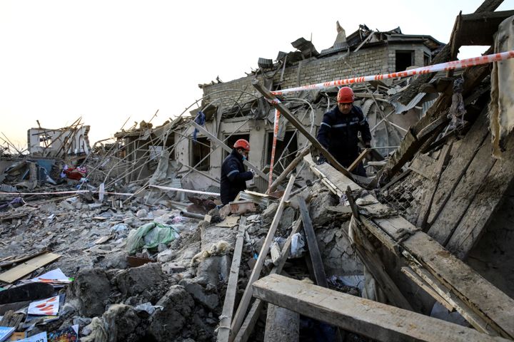 Les équipes de secours s'activent dans les ruines d'une maison frappée par un tir de roquette, à Gandja, le 17 octobre 2020. (UMIT BEKTAS / REUTERS)