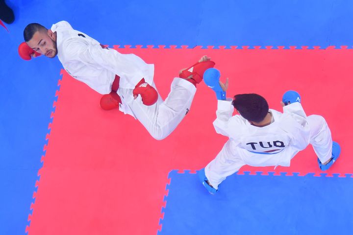 Frenchman Steven da Costa (left) faces Turkish Ere Samdan during the -67kg kumite karate final at the Tokyo Olympics (Japan) on August 5, 2021.  (China Nouvelle / SIPA)