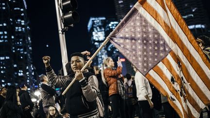 Les noirs, souvent visés par Donald Trump avec d'autres minorités, défilent contre Trump, comme cet adolescent à Chicago, dans l'Illinois, le mercredi 9 novembre.&nbsp; (JIM VONDRUSKA / NURPHOTO/ AFP)