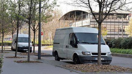 Des camionnettes qui servent à la prostitution stationnent à Lyon (Rhône), le 23 mars 2020. (MAXPPP)