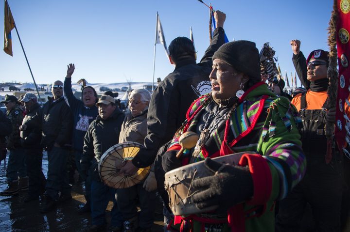 Manifestation d'activistes dans la réserve Sioux de Standing Rock, aux Etats-Unis, en décembre 2016. (JIM WATSON / AFP)