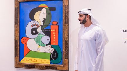 Le ministre de la Culture et de la Jeunesse des Émirats arabes unis, Cheikh Salem Khaled Abdulla Mohammed Alqassimi, à l'ouverture de l'exposition du célèbre tableau de Pablo Picasso "Femme à la montre", à Dubaï, le 25 septembre 2023. (WALEED ZEIN / ANADOLU AGENCY)