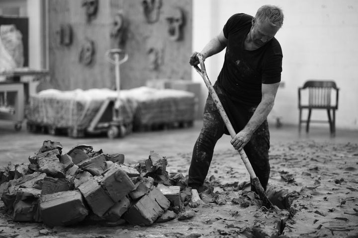 Thomas Houseago, "Cast Studio" (stage, chairs, bed, mound, cave, bath, grave), 2018, Courtesy de l'artiste, Los Angeles
 (Muna El Fituri)