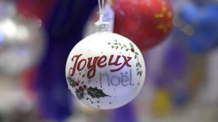 Une boule ornée de l'inscription "Joyeux Noël" décore le marché de Noël de Strasbourg (Bas-Rhin), le 26 novembre 2021. (FREDERICK FLORIN / AFP)