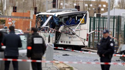 L'accident mortel entre&nbsp;un bus et un camion&nbsp;à Rochefort le 11 février 2016. (YANN FOREIX / MAXPPP)