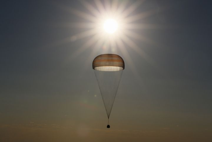 Le 2 juin 2017, la capsule Soyuz MS-03 avec à son bord l'équipage de l'ISS, l'astronaute russe&nbsp;Oleg Novitskiy et l'astronaute français Thomas Pesquet, effectue sa descente sous un parachute, juste avant d'atterrir dans une zone proche de la ville de&nbsp;Dzhezkazgan au&nbsp;Kazakhstan.&nbsp;
 (SHAMIL ZHUMATOV / POOL / AFP)