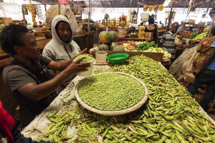 Pois frais sur le marché de Kigali (Rwanda) (CHRISTIAN KOBER / ROBERT HARDING HERITAGE / ROBERTHARDING)