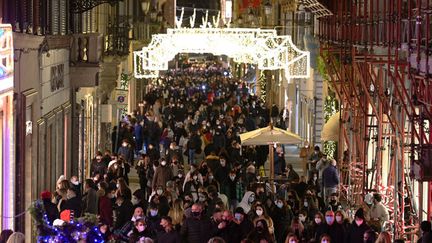 Au grand dam des autorités sanitaires, le Covid-19 ne détourne pas les Italiens de leur shopping de Noël. Ici le 13 décembre via dei Condotti dans le centre de Rome. (VINCENZO PINTO / AFP)