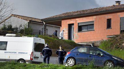 Des gendarmes effectuent des recherches au domicie de Delphine Jubillar et son compagnon dans le Tarn, en décembre 2020. (MARIE PIERRE VOLLE / MAXPPP)