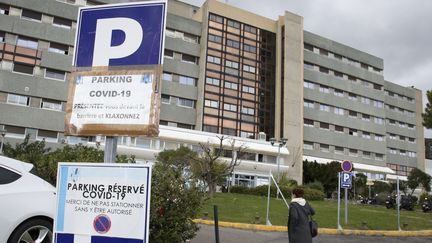 Le parking réservé aux patients atteints de Covid-19 à l'hôpital de Bastia (Corse), le 21 octobre 2020. (PASCAL POCHARD-CASABIANCA / AFP)