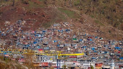 Les dégâts dans la ville de Mamoudzou, à Mayotte dans l'océan Indien, le 18 décembre 2024, après le passage du cyclone Chido sur l'archipel. (DIMITAR DILKOFF / AFP)