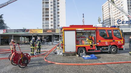 Un véhicule de pompiers devant une zone commerciale de Poitiers (Vienne), le 30 juin 2023. (JEAN-FRANCOIS FORT / HANS LUCAS / AFP)