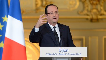 Le pr&eacute;sident de la R&eacute;publique, Fran&ccedil;ois Hollande, prononce un discours &agrave; la mairie de Dijon (C&ocirc;te-d'Or), le 12 mars 2013. (ERIC FEFERBERG / AFP)