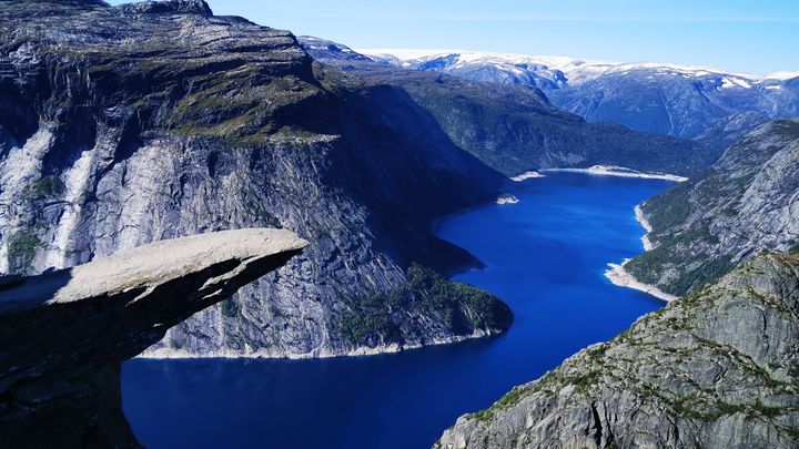 Le Trolltunga, une langue rocheuse tirée au dessus du vide ! Cette falaise vertigineuse surplombe le lac Ringedalsvatnet dans le Sud-Ouest de la Norvège. (HERVE MAGNIN)