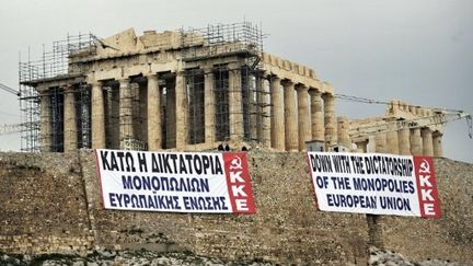 Banderole contre la politique européenne d'austérité à Athènes (11 février) (LOUISA GOULIAMAKI / AFP)