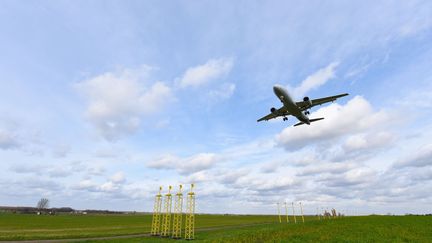 Un avion aterrit à l'aéroport de Bruxelles (Belgique), le 19 février 2020.&nbsp; (MAXPPP)