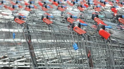 Photo de chariots de supermarché prise le 31 juillet 2009 sur le parking d'une grande surface à Montauban. (AFP PHOTO / ERIC CABANIS)