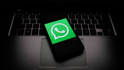 Le logo de l'application de messagerie WhatsApp, le 21 octobre 2020.&nbsp; (JAKUB PORZYCKI / NURPHOTO / AFP)