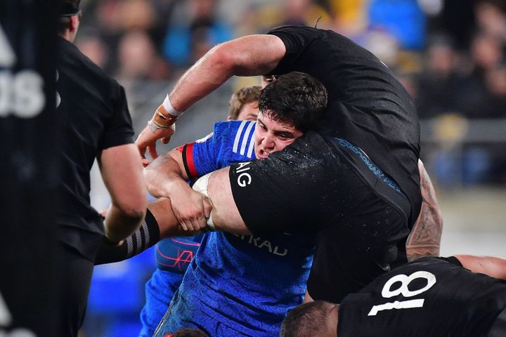 Anthony Belleau au plaquage offensif face aux All Blacks (MARTY MELVILLE / AFP)