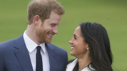 Le&nbsp;prince Harry et sa fiancée Meghan Markle, le 27 novembre 2017, dans les jardins du palais de Kensington, à Londres. (DANIEL LEAL-OLIVAS/AFP)