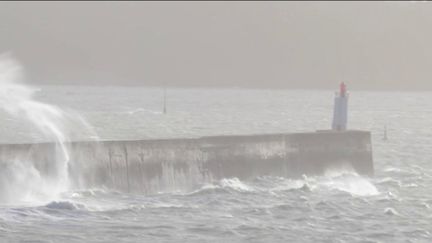 La tempête a provoqué la montée des vagues sur le littoral