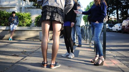 Un adolescent, &eacute;l&egrave;ve du lyc&eacute;e&nbsp;Clemenceau de Nantes (Loire-Atlantique), en jupe pour d&eacute;noncer le sexisme, le 16 mai 2014. (JEAN-SEBASTIEN EVRARD / AFP)