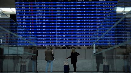 Le panneau publicitaire du terminal 2, de l'aéroport Roissy-Charles-de-Gaulle, le 16 septembre 2022. (JULIEN DE ROSA / AFP)