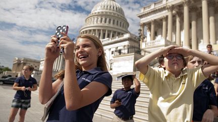 L'occasion pour de nombreux am&eacute;ricains d'immortaliser l'ultime vol de cette navette historique. (TOM WILLIAMS / ROLL CALL / GETTY IMAGES)