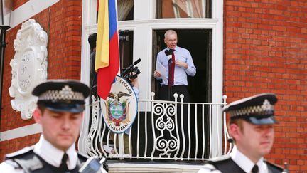 Julian Assange au balcon de l'ambassade d'Equateur, &agrave; Londres (Royaume-Uni), le 19 ao&ucirc;t 2012.&nbsp; (OLIVIA HARRIS / REUTERS)