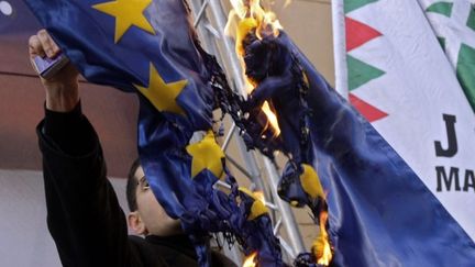 Le 14 janvier 2012, un membre de Jobbik brûle le drapeau européen. Jobbik réclame le retrait de la Hongrie des institutions européennes. (AFP PHOTO / FERENC ISZA )