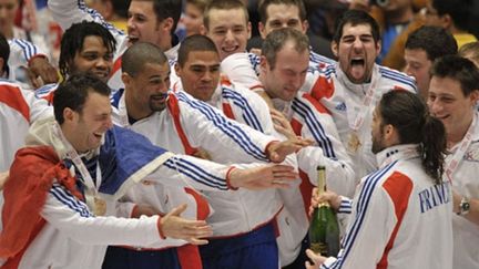 La joie de l'équipe de France après son titre de champion d'Europe (ATTILA KISBENEDEK / AFP)