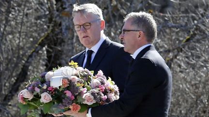 &nbsp; (Carsten Spohr et Thomas Winkelmann sur le lieu du crash © Reuters / Jean-Paul Pelissier)