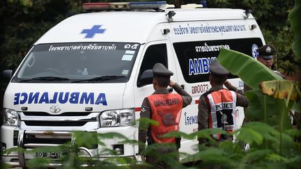 Une ambulance quitte la grotte Tham Luang, en Thaïlande, le 9 juillet 2018. (YE AUNG THU / AFP)