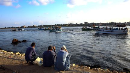 Des proches de personnes disparues attendent sur le port de Port Rashid, en Egypte, jeudi 22 septembre 2016.&nbsp; (AHMED AL SAYED / ANADOLU AGENCY / AFP)