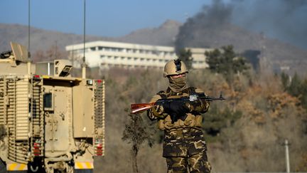 Au moins 18 personnes ont péri dans l'attaque&nbsp;de l'hôtel Intercontinental à Kaboul (Afghanistan), dans la nuit de samedi à dimanche 21 janvier 2018. (WAKIL KOHSAR / AFP)