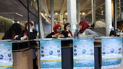 Des femmes participent à un rassemblement de l'Union des organisations islamiques de France, le 7 février 2016, à Lille (Nord). (SARAH ALCALAY/SIPA)