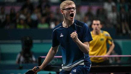 Le bonheur de Félx Lebrun, vainqueur du Brésilien Hugo Calderano dans la petite finale du tournoi de simple de tennis de table, le 4 août 2024 aux Jeux olympiques de Paris. (JUNG YEON-JE / AFP)