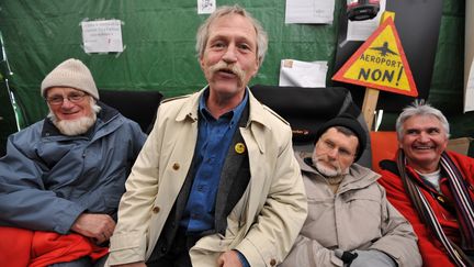 Le d&eacute;put&eacute; europ&eacute;en d'Europe Ecologie-Les Verts (EELV), Jos&eacute; Bov&eacute;,encadr&eacute; par des gr&eacute;vistes de la faim, le 25 avril, &agrave; Nantes. (FRANK PERRY / AFP)