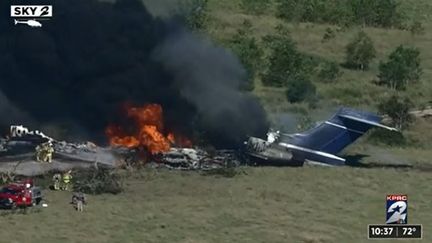 Capture d'écran du crash d'un avion près de Houston (Texas), le 19 octobre 2021.&nbsp; (KPRC-TV)